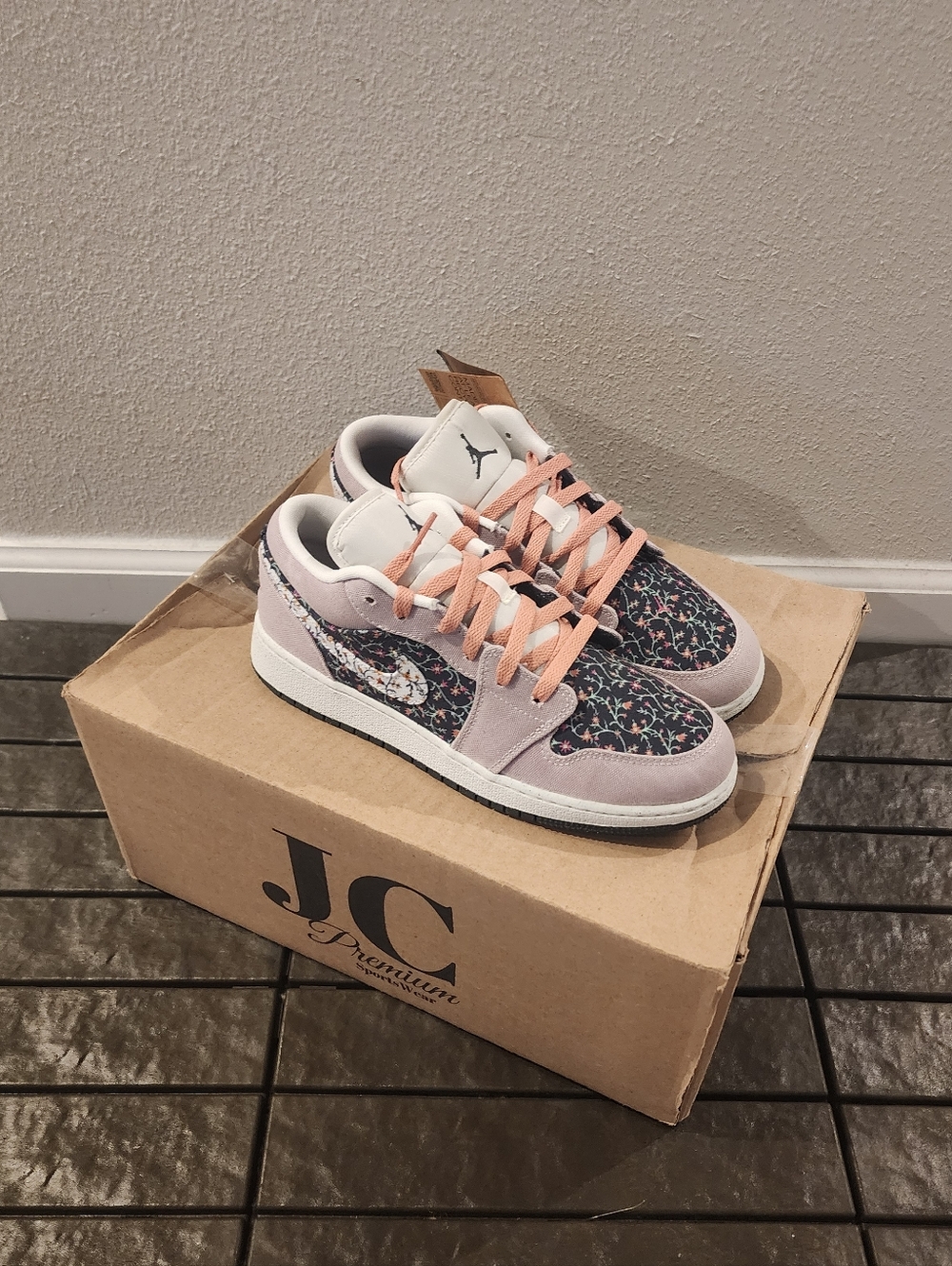 Women's Air Jordan 1 Low SE 'Floral' - Picture 11 of 16
